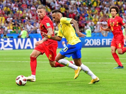 Neymar regatea a su rival Toby Alderweireld en el partido ante Bélgica.
 