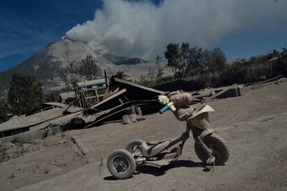 Un triciclo se encuentra en un pueblo abandonado en el distrito de Karo cubierto por ceniza volcánica procedente del cráter del volcán Monte Sinabung. Las erupciones del Monte Sinabung del 1 de febrero mataron a 16 personas, mientras que más de 30.000 personas han sido desplazadas.