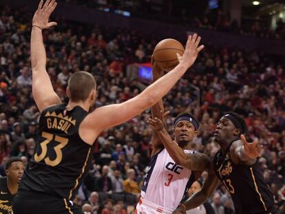 Marc Gasol, Beal y Siakam, en el Raptors-Wizards.