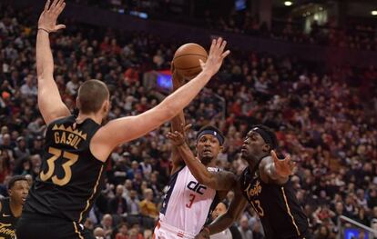 Marc Gasol, Beal y Siakam, en el Raptors-Wizards.