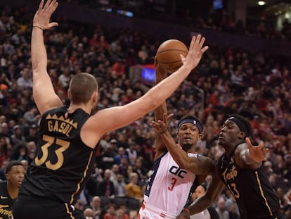 Marc Gasol, Beal y Siakam, en el Raptors-Wizards.