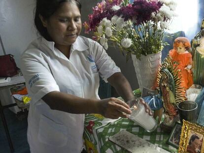 En una imagen de archivo, una partera de Chiapas frente a un altar religioso.