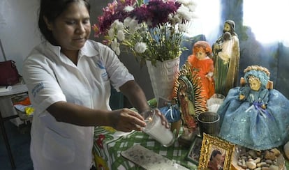 Una partera de Chiapas frente a un altar religioso aborto en México