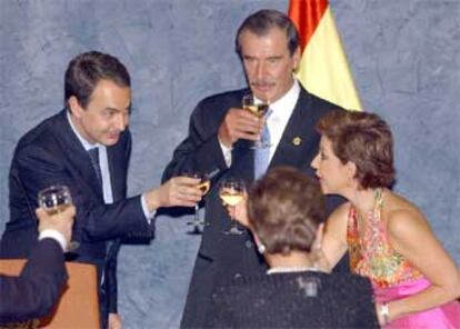 Zapatero, Vicente Fox y la primera dama mexicana, Martha Sahagún, brindan durante la cena ofrecida por Fox en su residencia oficial.