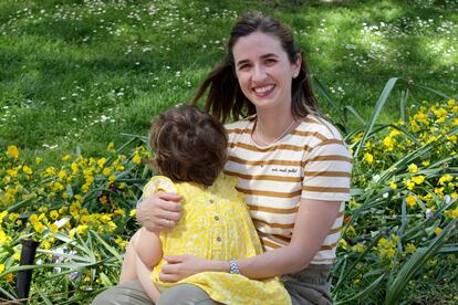 Irene Gantxegi, de 34 años, y su hija Helene, de 3, en Bilbao. La niña nació el 21 de marzo de 2020, en pleno confinamiento.
