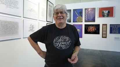 El dise&ntilde;ador Ricardo Rousselot en la exposici&oacute;n &#039;&iexcl;La caligraf&iacute;a vive!&#039;