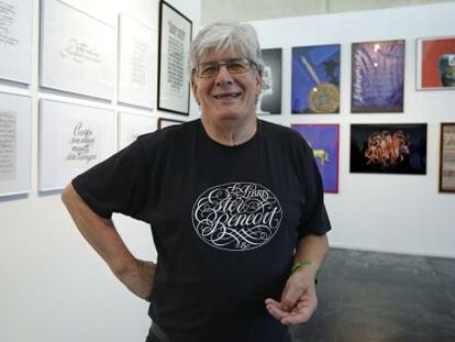 El dise&ntilde;ador Ricardo Rousselot en la exposici&oacute;n &#039;&iexcl;La caligraf&iacute;a vive!&#039;