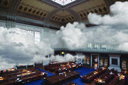 La pieza 'Una corriente de aire' (2015) es la que da nombre a la exposición. En este videoarte la Biblioteca Nacional es atravesada por una serie de nubes en constante movimiento.