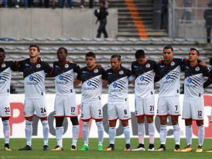 Los jugadores de los Lobos en un partido de liga.