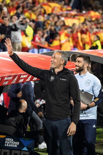 Luis Enrique saludaba al público al inicio del partido de fútbol de la
selección contra Suiza, en septiembre. Siempre se ha sentido apoyado por la grada y odiado por la prensa.