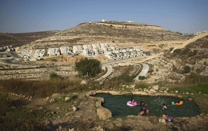 Varias personas se bañan en un manantial cerca del asentamiento judío de Givat Ze'ev en Jerusalén (Israel).