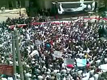 Imagen tomada de YouTube con miles de manifestantes marchando contra el Gobierno, ayer en Deraa.