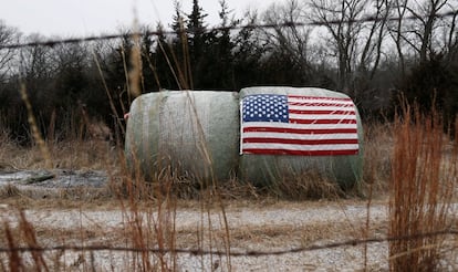 Una bandera estadounidense rodea un fardo de heno en una granja de Crete (Nebraska). Hillary Clinton ganó en el condado de Lancaster por tan sólo 310 votos de 132.569 emitidos.