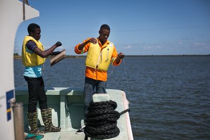 La escuela tiene cuatro barcos de distintas longitudes para que los alumnos practiquen el manejo de las embarcaciones y las artes de pesca. En uno de ellos está, una mañana soleada de marzo, Abacar Eusebio, de 27 años, estudiante de 3º de navegación y pesca. “Me gustaría ir a una empresa como Pescamar. Mis padres son pescadores artesanales. Yo quiero algo más, ser pescador industrial. Como el mar es grande, sí hay trabajo”, dice.