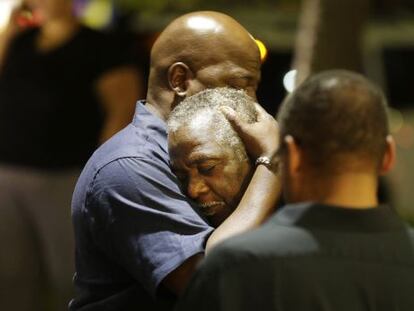 Dos vecinos se abrazan tras el tiroteo en Charleston.