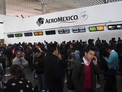 Pasajeros en los mostradores de AeroMéxico en el Aeropuerto Internacional Benito Juárez, en Ciudad de México.