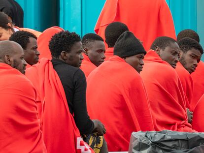 Tripulantes de una neumática rescatados en aguas de Lanzarote por Salvamento Marítimo a mediados de septiembre.