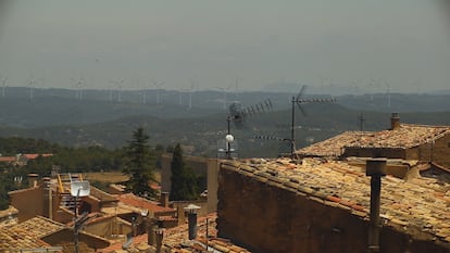 Vista del parque eólico del Baix Camp visto desde Calaceite, Matarraña, España.