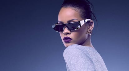 Rihanna posa con las gafas que diseñó para Dior.