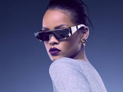 Rihanna posa con las gafas que diseñó para Dior.