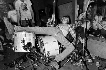 Kurt Cobain tirándose encima de la batería en un concierto en Los Ángeles en 1990. Esta y otras fotografías de la banda se podrán ver en una exposición que organiza 'La Térmica' de Málaga para conmemorar el aniversario de su muerte.