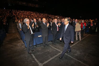 Mas passa per davant de dirigents de CiU com Xavier Trias, alcalde de Barcelona, o Salvador Esteve, president de la Diputació de Barcelona