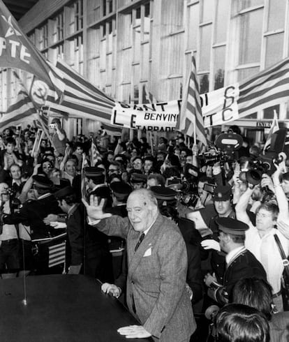 El presidente de la Generalitat, Josep Tarradellas, saluda a la multitud congregada en el aeropuerto del Prat para darle la bienvenida a su regreso por primera vez a tierras catalanas, después de treinta y ocho años de exilio.