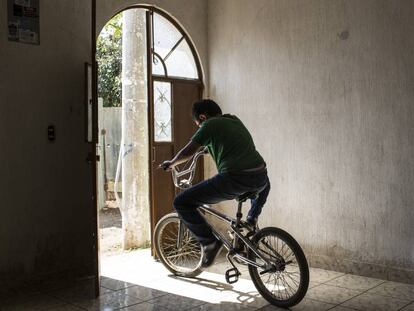 Jason (nombre ficticio) sale en su bicicleta de la casa de su madre en Chimaltenango, Guatemala el 29 de abril de 2018. Mary y su hija, Sami, de 12 años, y su hijo, Jason, fueron deportados de Texas en enero de 2018 después de haber vivido y trabajado en Estados Unidos varios años. Como los expulsaron por separado, estuvieron cinco meses sin verse.