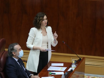 La presidenta de la Comunidad Madrid, Isabel Díaz Ayuso, interviene en la sesión de control el pasado jueves.