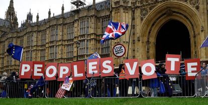 Ciudadanos en contra del Brexit se manifestaron ayer ante el Parlamento, en Londres.