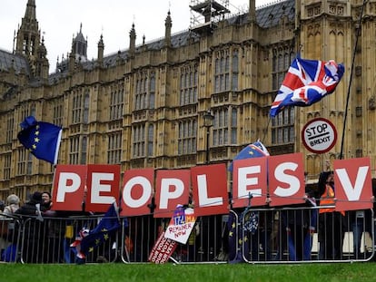 Ciudadanos en contra del Brexit se manifestaron ayer ante el Parlamento, en Londres.