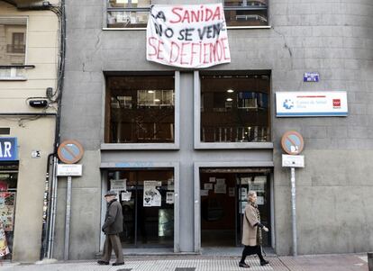 Pancarta contra la privatización de la sanidad pública en la fachada del centro de salud de la calle Ibiza.