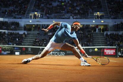 Nadal devuelve la pelota durante el partido contra Basilashvili.