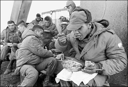 Soldados argentinos almuerzan en la antigua base de los Royal Marines parcialmente destruida, el 13 de abril de 1982.