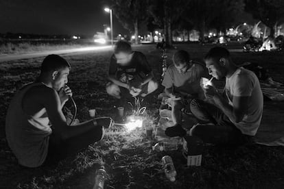 Refugiados alrededor de una hoguera, en un campo de refugiados de Ter Apel (Holanda), en agosto de 2022.