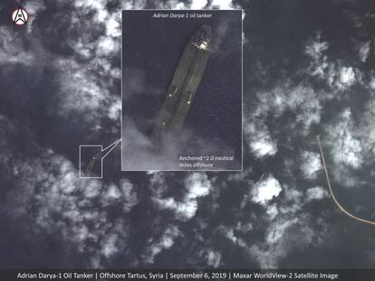 Imagen de satélite de Maxar Technologies que muestra la posición del 'Adrian Dayra 1' ante el puerto sirio de Tartus.