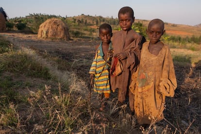 Los batwa son míseros entre los pobres, visten harapos, son analfabetos, jamás acuden al médico y los niños no conocen las vacunas. La mayoría no alcanza los 50. Niños batwa del poblado remoto de Muzenga.