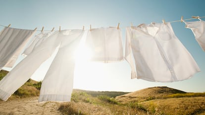 Ropa blanca colgada al sol