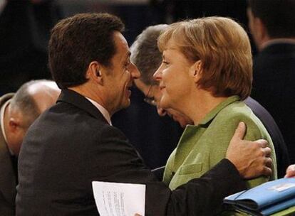 El presidente francés, Nicolas Sarkozy, saluda a la canciller alemana, Angela Merkel, ayer en Bucarest.
