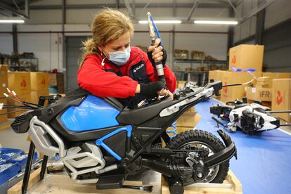 Una trabajadora de la fábrica de juguetes Injusa en la cadena de montaje de una moto.