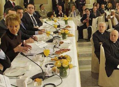 La vicepresidenta María Teresa Fernández de la Vega (a la izquierda), durante el desayuno organizado por el Fórum Nueva Economía.