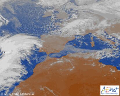 Imagen del satélite Eumetsat en la que se aprecia una borrasca al oeste y la zona de aire frío que llega desde el norte.