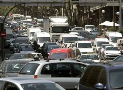 Atasco de coches en el centro de Madrid.