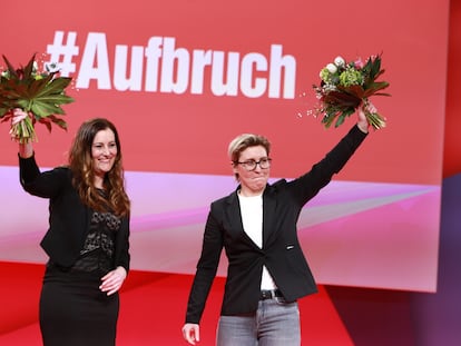 Janine Wissler (izquierda) y Susanne Hennig-Wellsow celebran su elección al frente de Die Linke durante el congreso del partido el 27 de febrero de 2021.