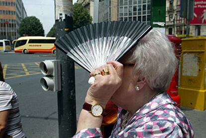 Abanicos para aliviar el calor en Bilbao, donde el mercurio alcanzó los 38 grados el viernes.
