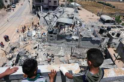 Palestinos inspeccionan los restos de su casa, tras ser destruida por aviones israelíes, en Rafah, al sur de la franja de Gaza.