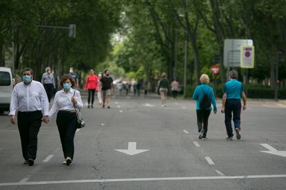 Paseo del Prado, una de las calles abiertas para uso peatonal durante el estado de alarma en Madrid los fines de semana a partir de este sábado. Esta zona ya se cerraba al tráfico los fines de semana durante el mandato de Carmena.