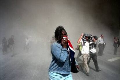 Gente utilizando su ropa como mascarilla, Nueva York, 9/11/2001.