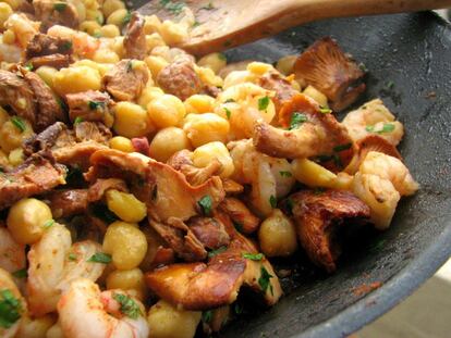 Garbanzos salteados con setas y gambas