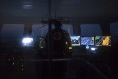 El barco de pesca 'Bona Mar 2' zarpa de Barcelona cuando la oscuridad aun envuelve el puerto de Barcelona y en el puente de mando.